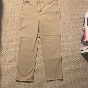 Size 14 Gloria Vanderbilt “Amanda” khaki jeans
